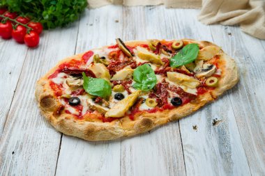 Roma hamurunda enginarlı ve güneşte kurutulmuş domatesli Roma pizzası.