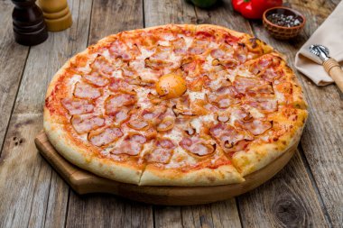 Pastırmalı ve yumurtalı Carbonara pizzası.