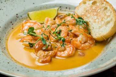 Izgarada kaplan karidesleri