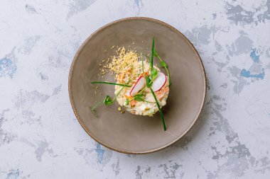 Salata olivieri gri masada.