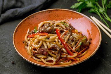 Siyah beton masada sığır etli erişte.