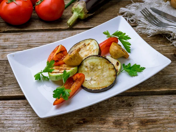 Gegrilde Groenten Een Bord Oude Houten Tafel — Stockfoto