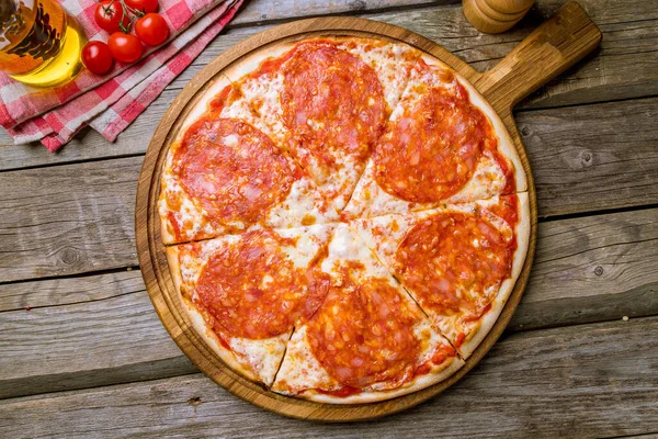 Chorizo Pizza Auf Dem Brett Auf Holzboden — Stockfoto