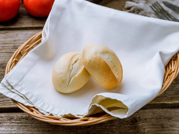 Kosz Chleb Białe Okrągłe Bułki — Zdjęcie stockowe