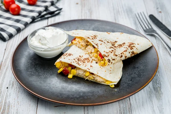 Mexikanska Quesadilla Med Kyckling Vitt Träbord — Stockfoto