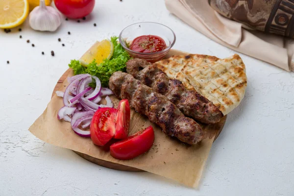 Jehněčí Lula Kebab Desce Klobásou Pitou Řecká Kuchyně — Stock fotografie