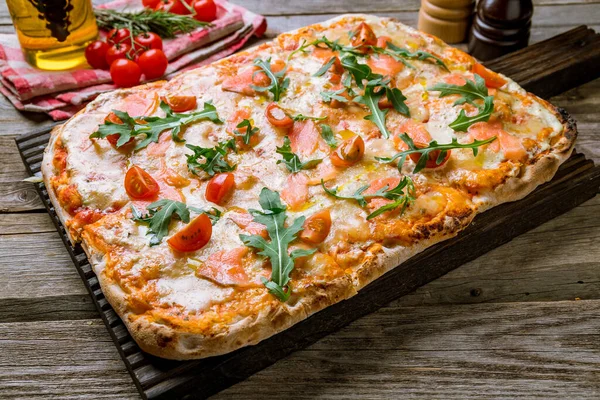 Пицца Лососем Римском Тесте Помидорами Арагулой — стоковое фото