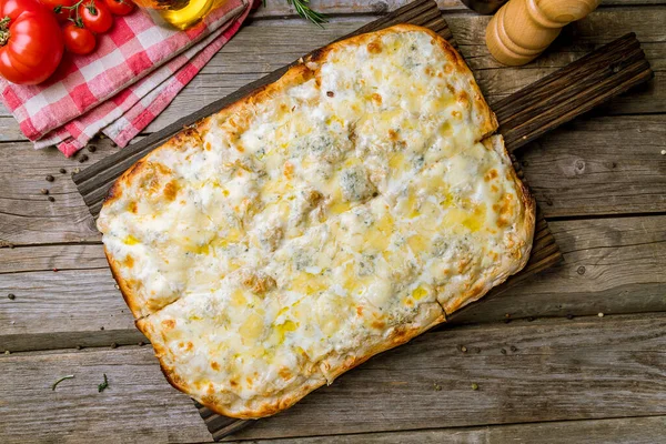 Pizza Quattro Formaggi Tahtadan Arka Planda Roma Hamuru Üzerine — Stok fotoğraf