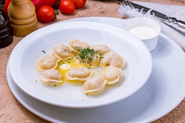 Ekşi kremalı ve otlu hamur tatlısı