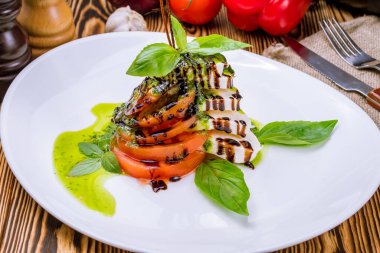 Mozzarella ve domatesli Caprese salatası