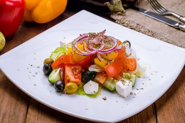 Yunan salatası ve beyaz peynir.