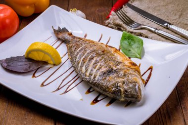 Limonlu ızgara Dorado balığı. 