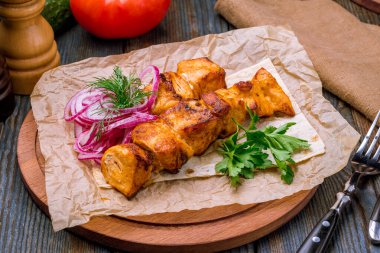 Gemide tavuk kebabı var.