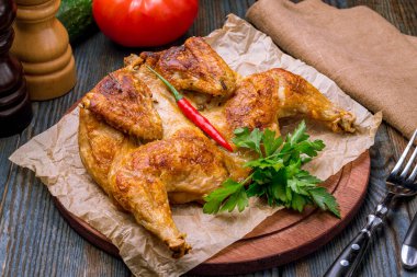 Kırmızı biberli kızarmış tavuk tütünü. 