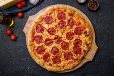 Siyah beton masa manzaralı Pepperoni pizza.
