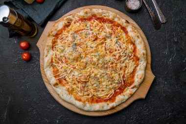 Siyah beton masa manzaralı Pizza Quattro formaggi.