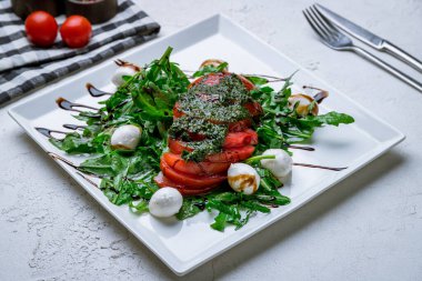 Mozzarella ve domatesli Caprese salatası