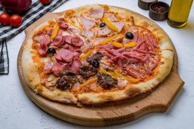 Beyaz beton masada dört mevsim pizza.