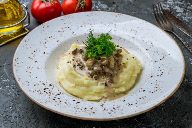 Stroganoff beyaz tabakta