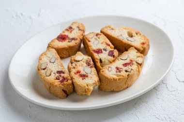 Bisküviler bir tabakta