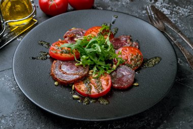 Domatesli kurutulmuş et ve roka.