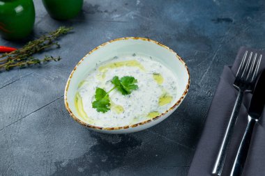 Dzadzik gri beton masada kasede