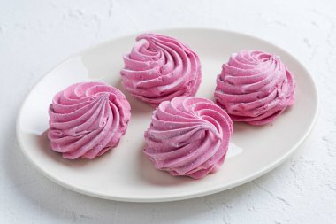 Bir tabak çilekli lokum.