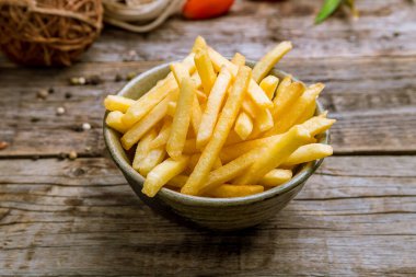 Tahtada patates kızartması var.