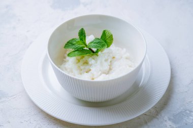 Beyaz tabakta pirinç lapası.