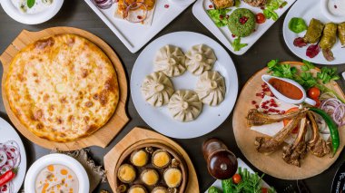 Gürcistan mutfağı, khachapuri, khinkali, pkhali, dolma, satsivi, chahohbili, chashushuli, üst görünüm