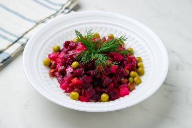 Mermer masada beyaz bir tabakta salata sosu.