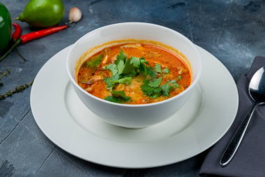 Gri masada Tom Yam çorbası
