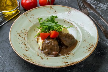 Patates püresiyle sığır eti yanakları