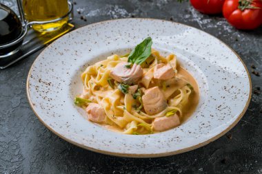 Fetuçin, somon ve fesleğen. 