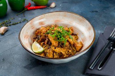 Tavuklu erişte, gri masada.