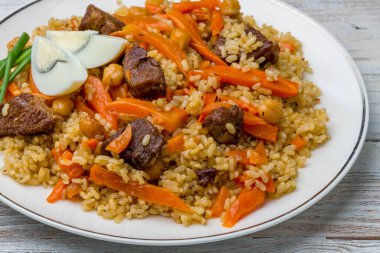 Tahta masada sığır etli pilav