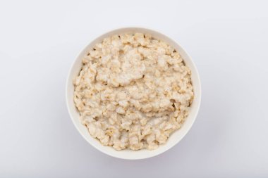 Beyaz arkaplanda yulaf ezmesi izole edilmemiş.