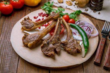 Kuzu pirzolasından kebap. Tahta masada.