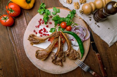 Kuzu pirzolasından kebap. Tahta masada.