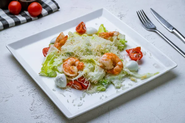 Salada César Com Camarões Placa Branca — Fotografia de Stock