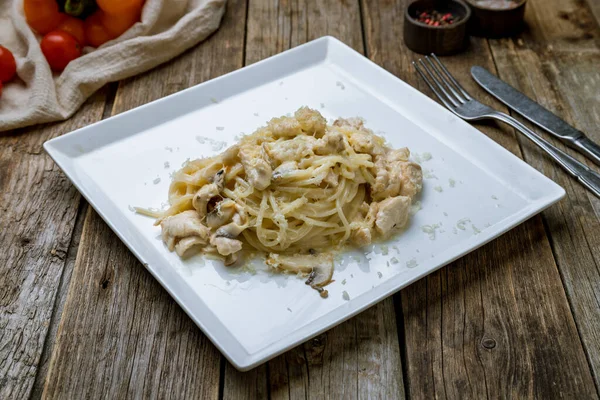 Spaghetti Con Pollo Funghi Vecchio Tavolo Legno — Foto Stock