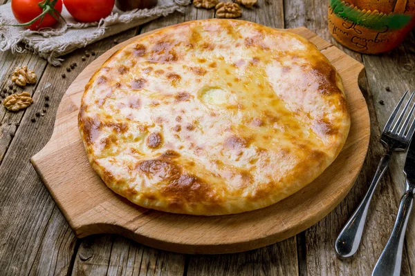 Tahta Masadaki Peynirli Khachapuri Gürcistan Mutfağı — Stok fotoğraf