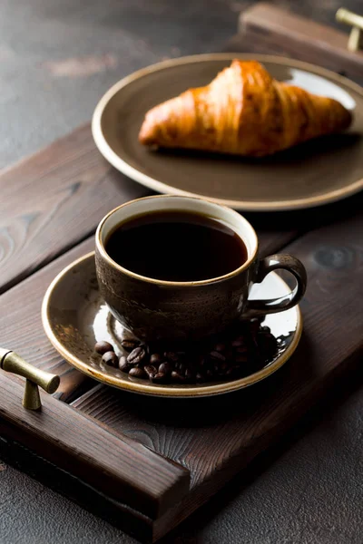 Xícara Café Com Croissant Uma Bandeja Madeira Escura — Fotografia de Stock