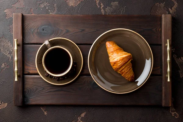 Xícara Café Com Croissant Uma Bandeja Madeira Escura — Fotografia de Stock