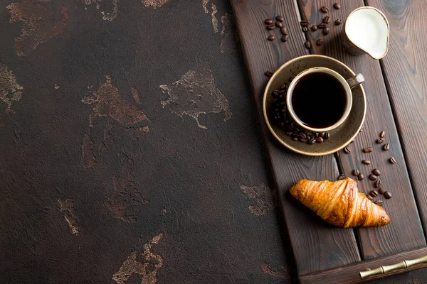 Xícara Café Com Croissant Uma Bandeja Madeira Escura Com Espaço — Fotografia de Stock