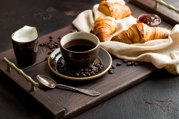 Xícara Café Com Croissant Uma Bandeja Madeira Escura — Fotografia de Stock