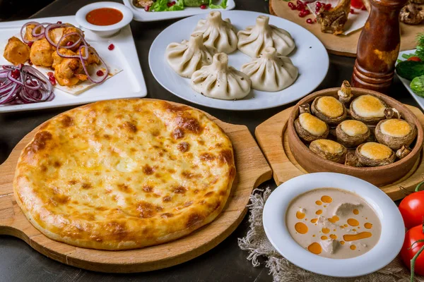 Khachapuri, Khinkali, Pkhali, Dolma, Satsivi Top View 'den Gürcü mutfağı