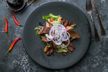 Sığır etli biftek salatası.