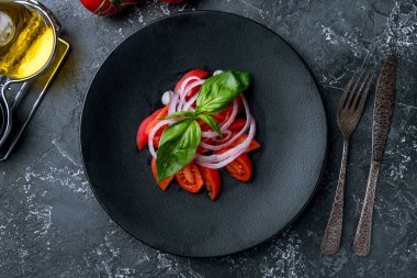 Kırmızı soğanlı domates salatası.