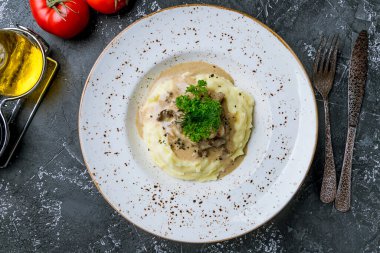 Stroganoff beyaz tabakta